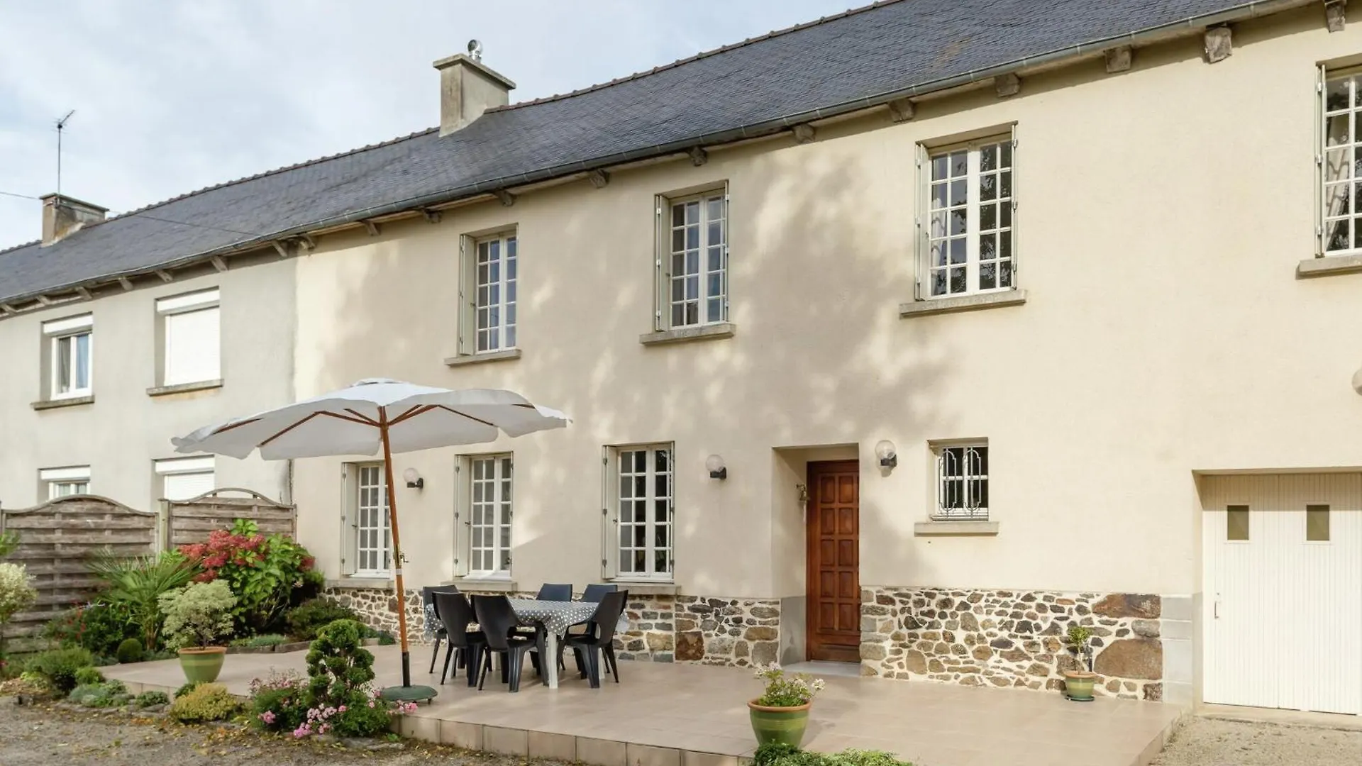 Inviting Holiday Home With Garden Lanrelas