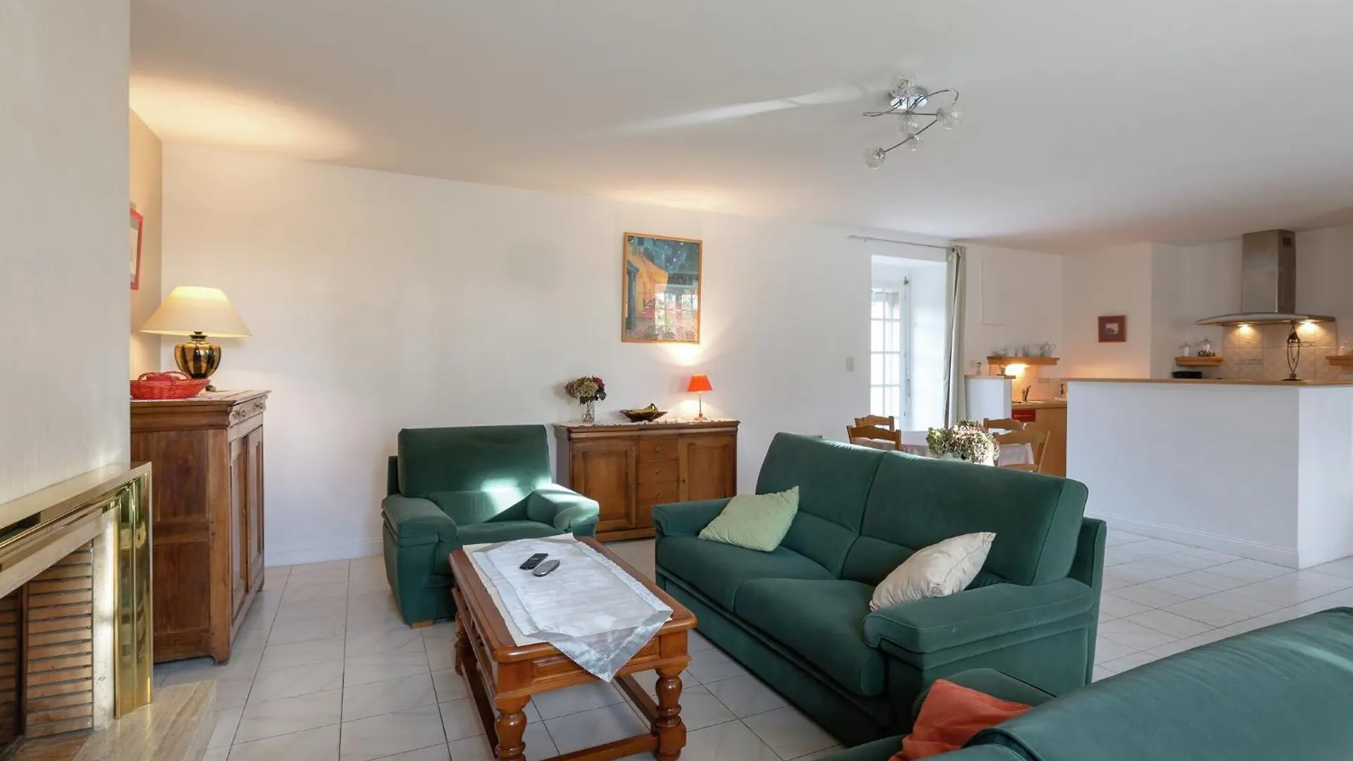 Inviting Holiday Home With Garden Lanrelas フランス