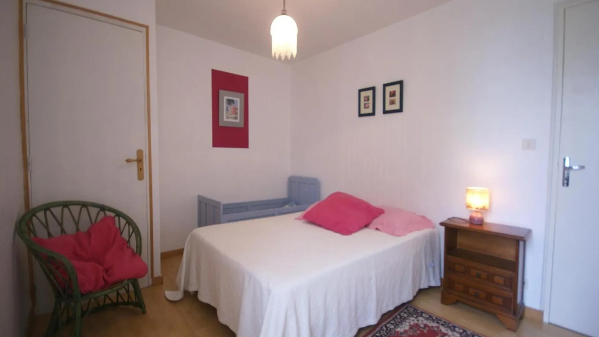 Inviting Holiday Home With Garden Lanrelas フランス