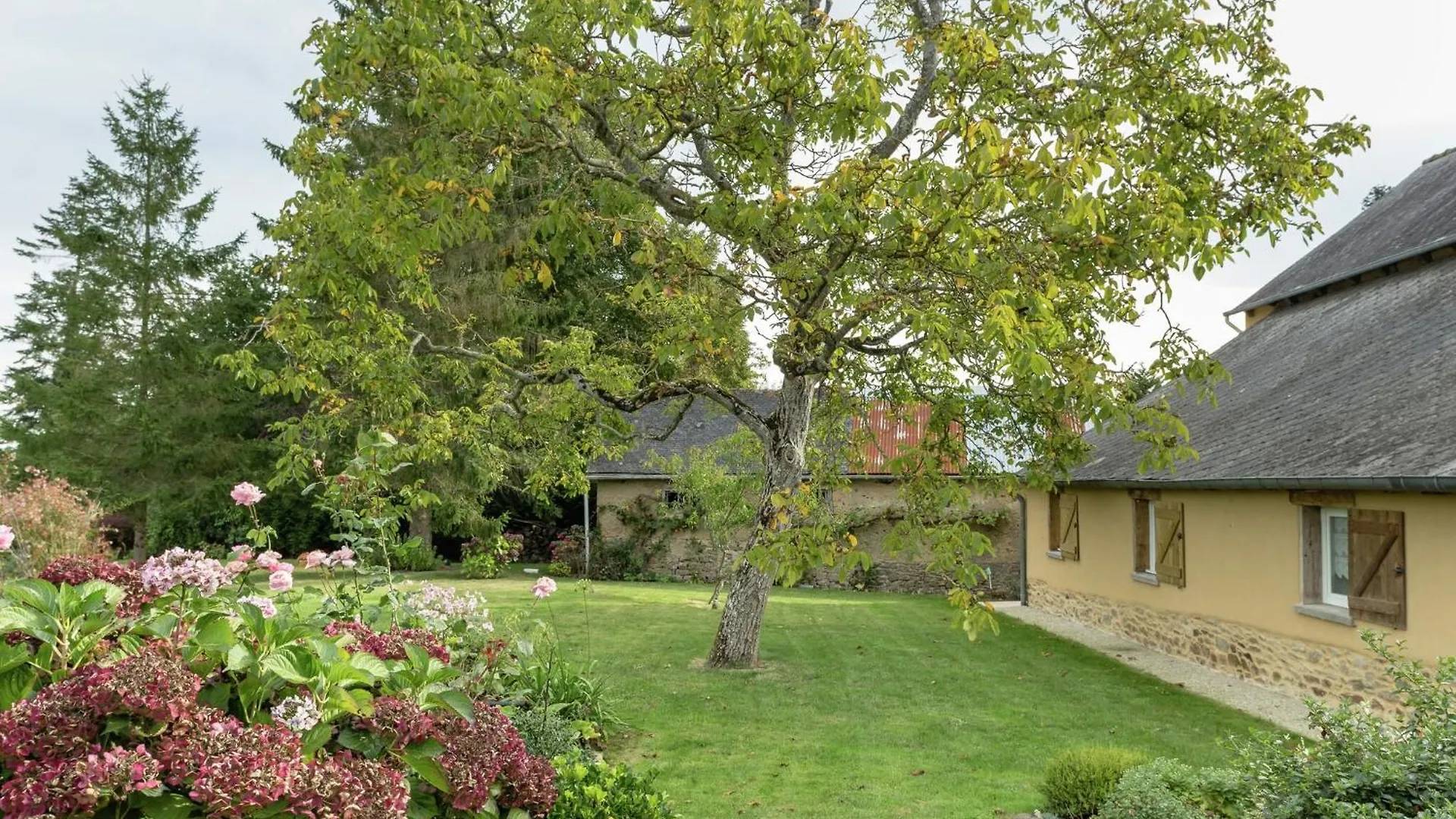 Inviting Holiday Home With Garden Lanrelas 0*,