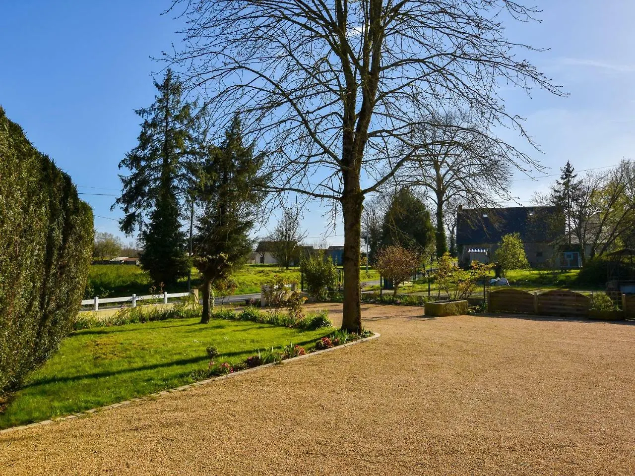 Inviting Holiday Home With Garden Lanrelas フランス