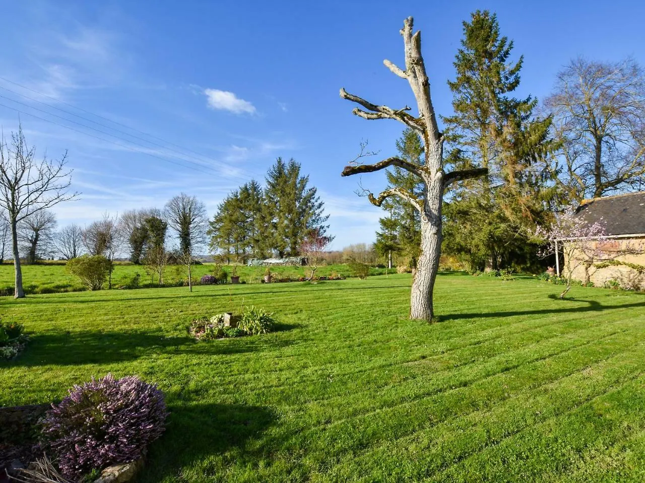 Inviting Holiday Home With Garden Lanrelas