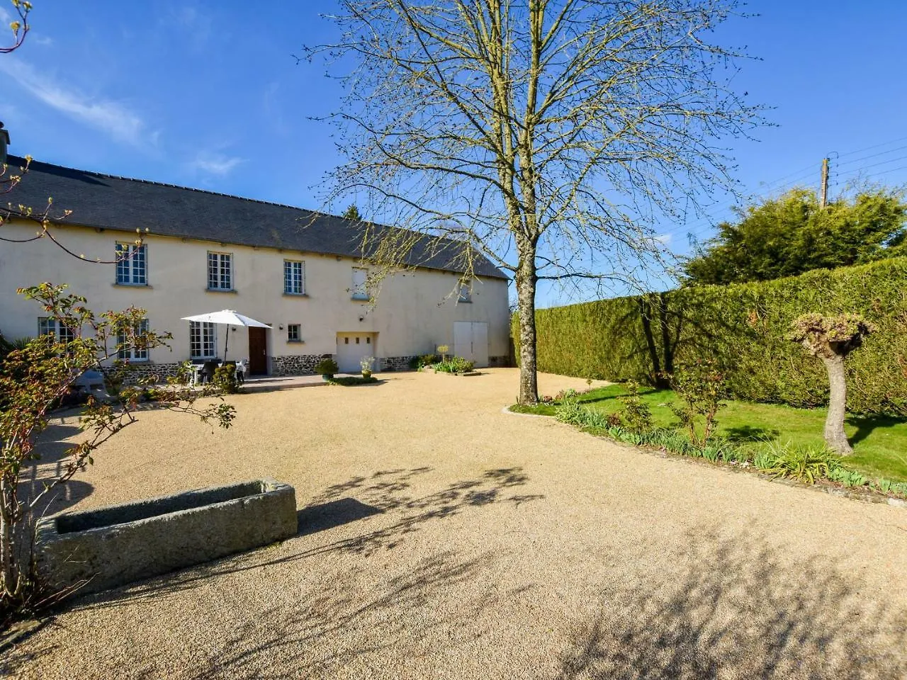 Inviting Holiday Home With Garden Lanrelas フランス
